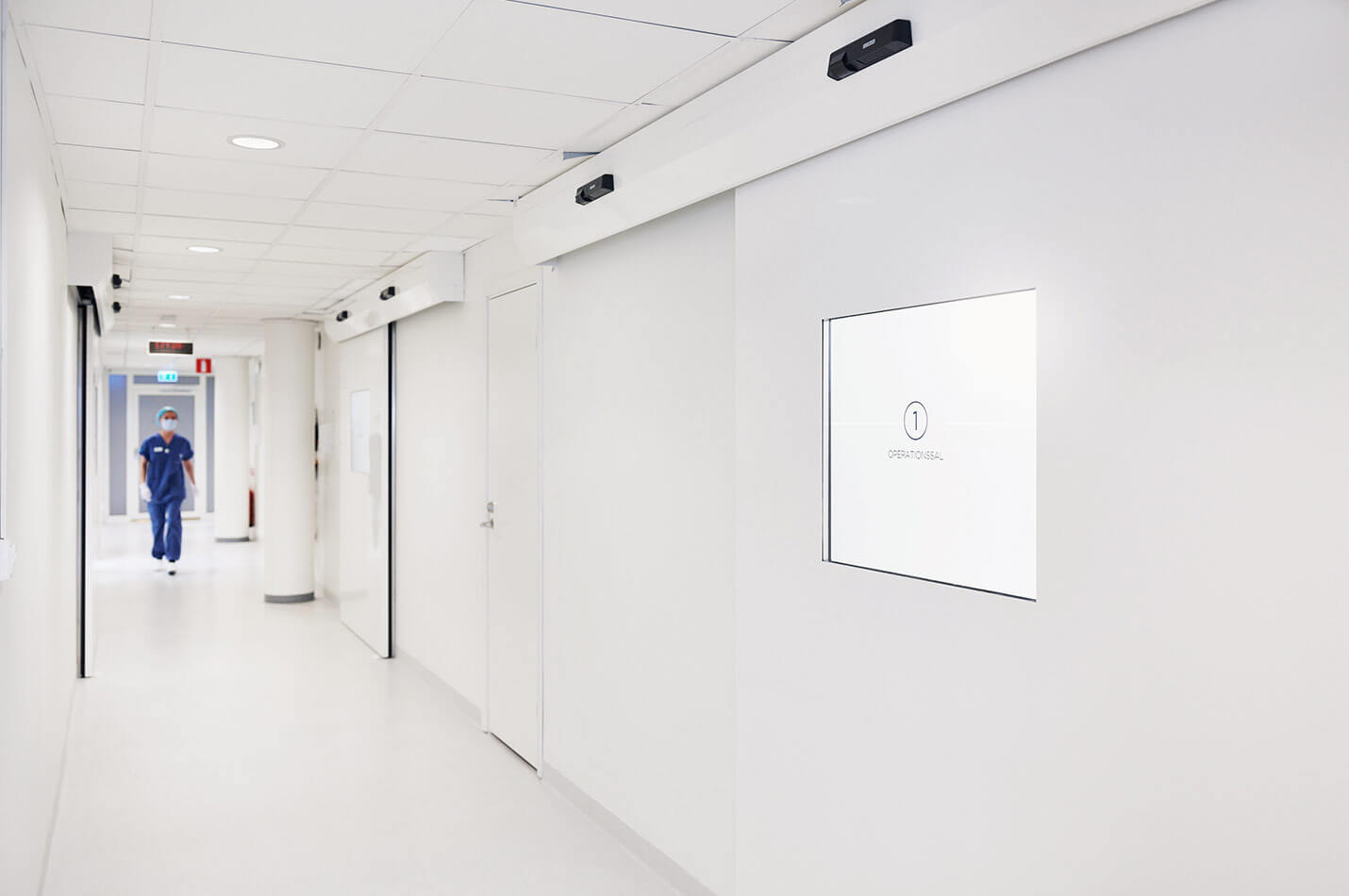 Plastikkirurg i korridor på Nordiska Kliniken